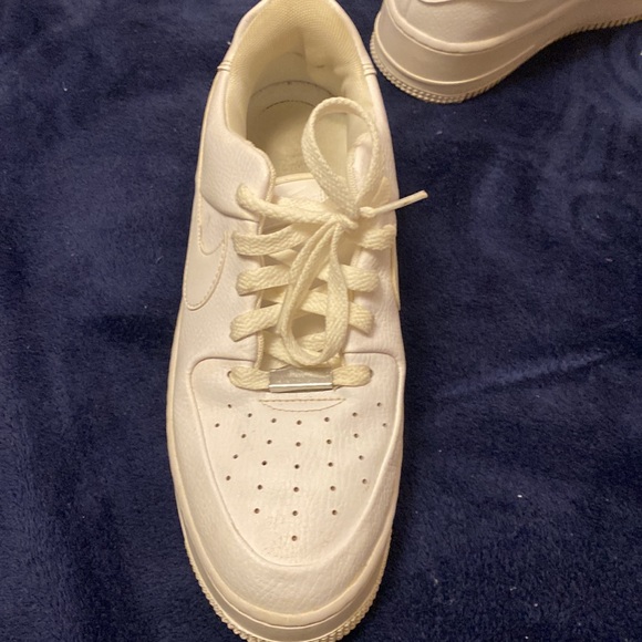 - Girls NIKE cheer shoes - Picture 7 of 10